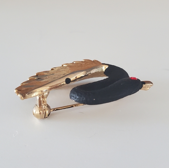 Black Swan Brooch - Gold Colour With Red Eye - Lisa Kao Creations Vintage - Picture 3 of 5